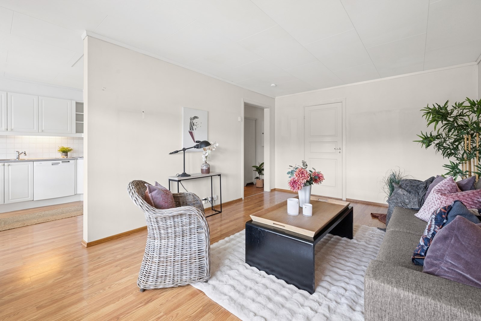 Stue og kjøkken har en delvis åpen løsning. Galleribilde
