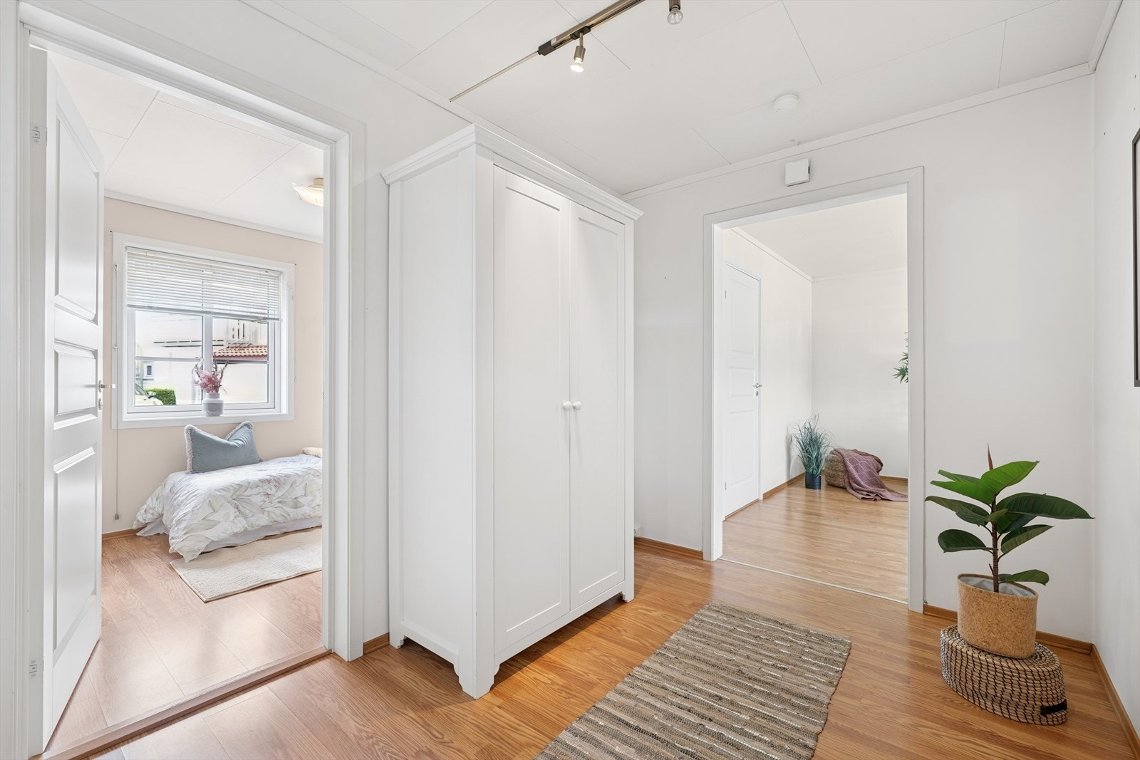 Entré med garderobeskap og plass til å henge fra seg yttertøy. Galleribilde