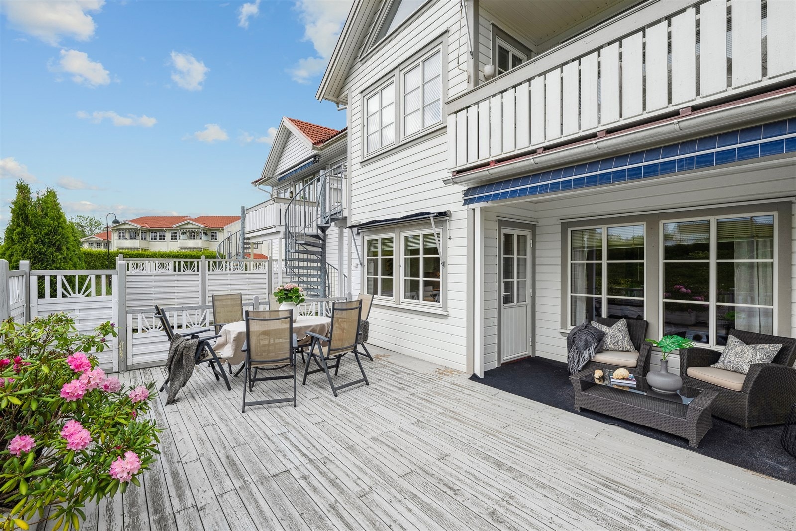 Leiligheten ligger på bakkeplan med enkel adkomst og stor terrasse mot vest. Galleribilde