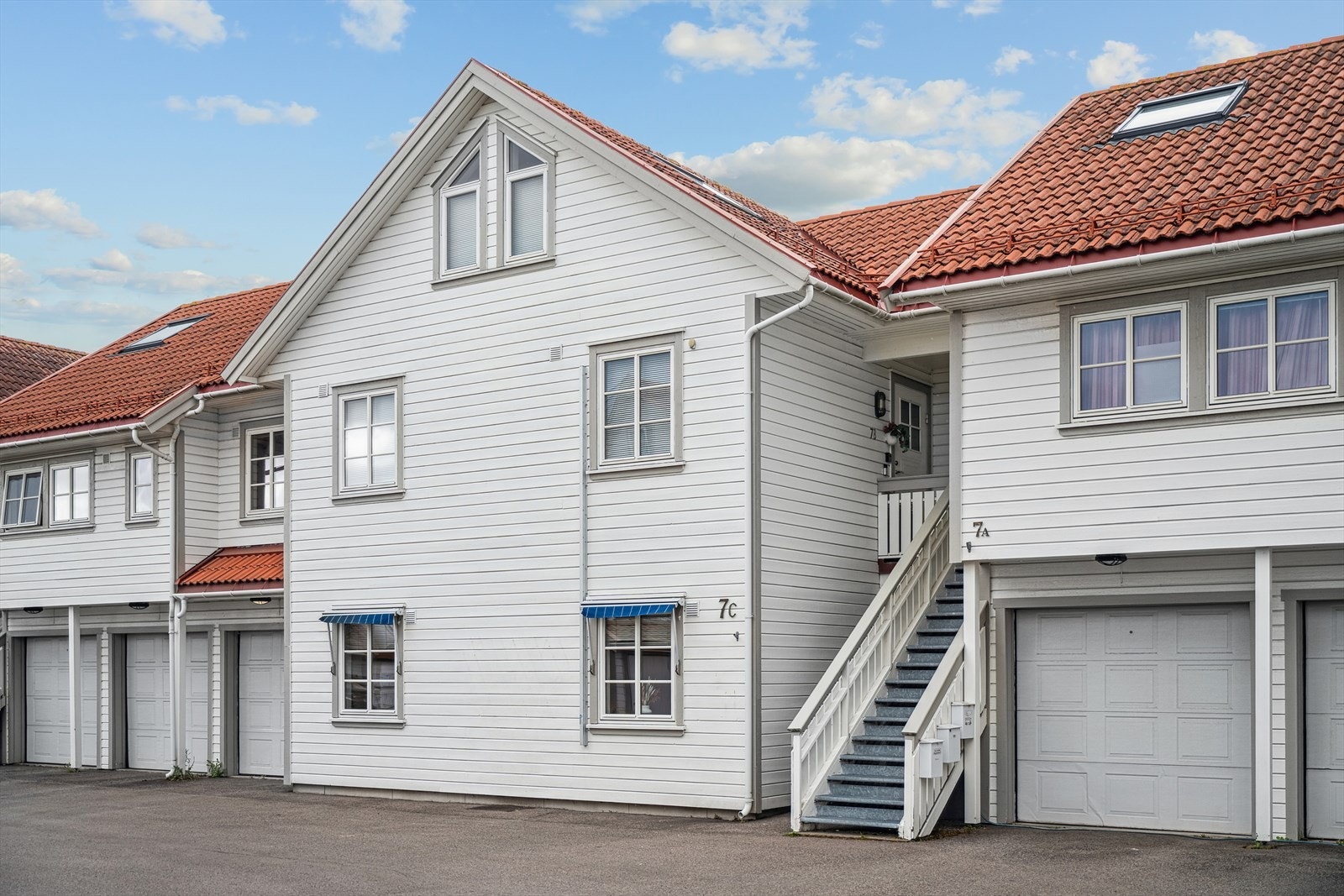 Garasje med elektrisk port ligger få skritt fra inngangsdøren, og man har lov til å parker en bil foran garasjen. Galleribilde