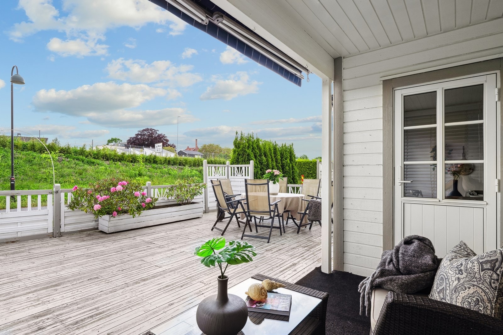 Vestvendt terrasse på 38 kvm med fine solforhold fra tidlig ettermiddag til sen kveld på sommerstid. Galleribilde