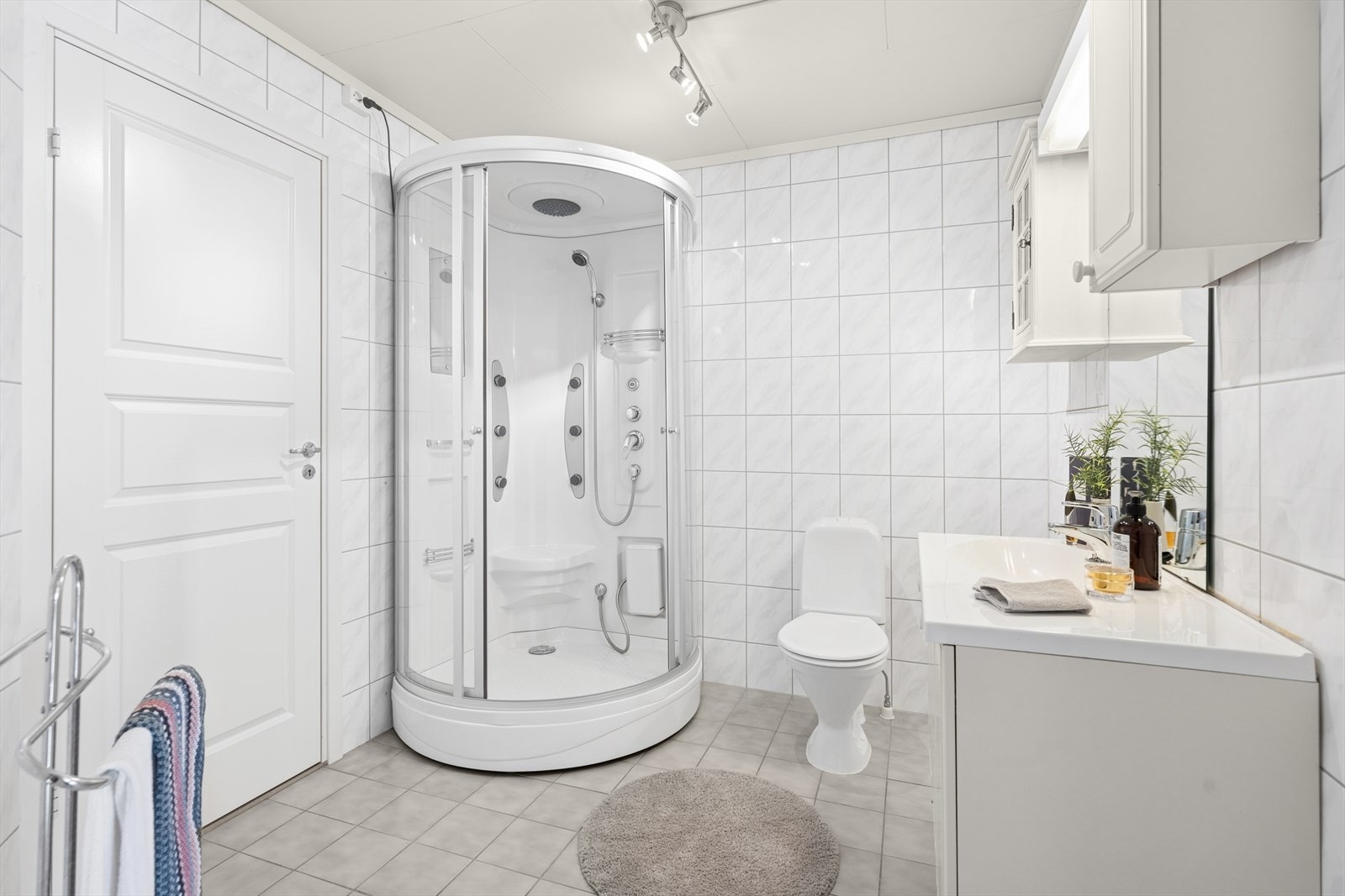 Flislagt og stort bad med steamdusj, wc og servantskap. Galleribilde
