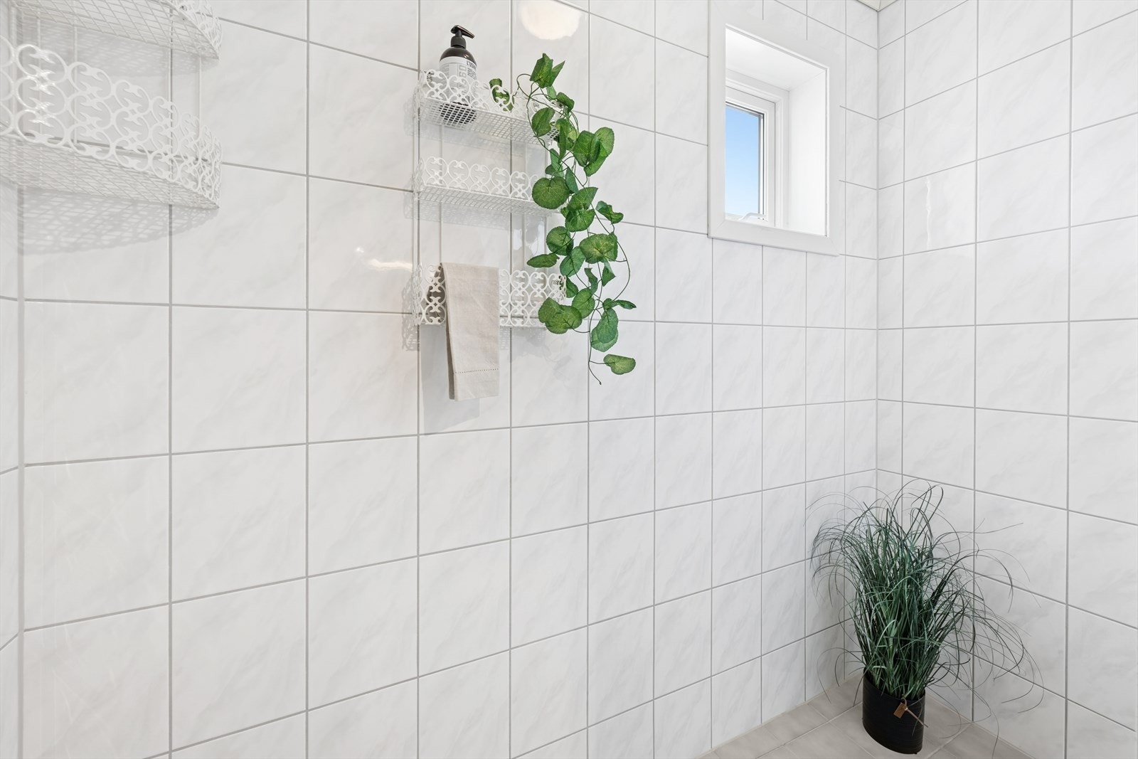På vaskerommet er det plass til både vaskemaskin og tørketrommel, samt mulighet for oppbevaring av tørkestativ, støvsuger o.l. Galleribilde