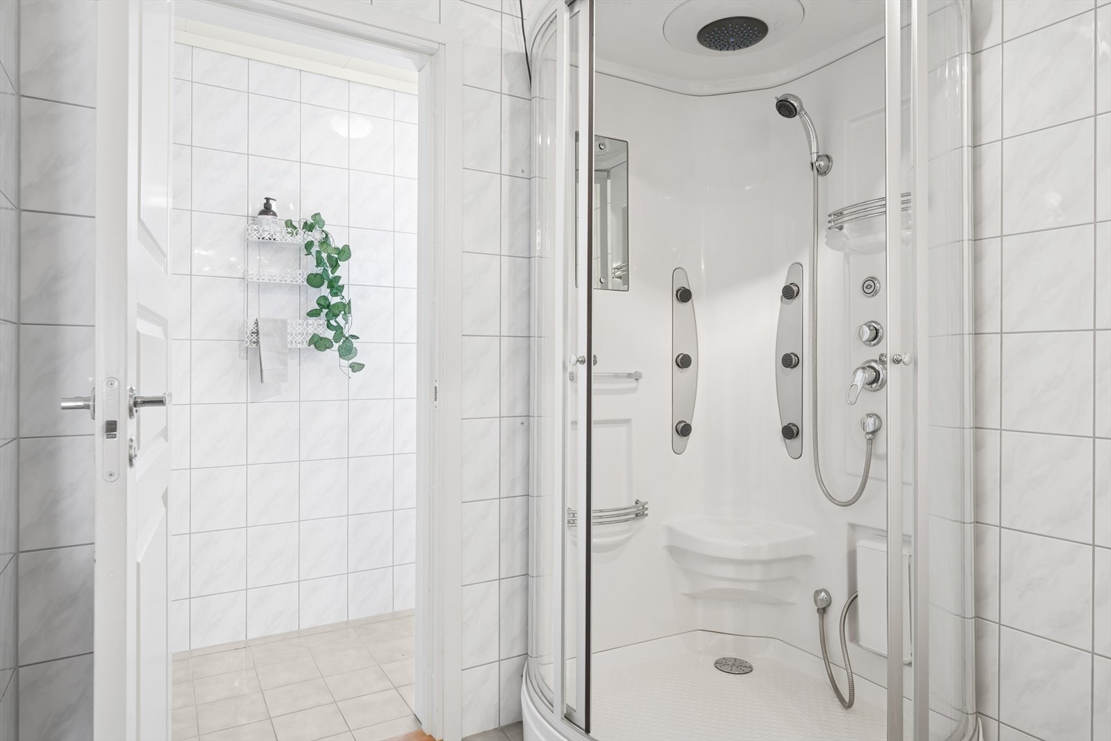 Fra badet er adkomst til et lite, men praktisk vaskerom. Galleribilde