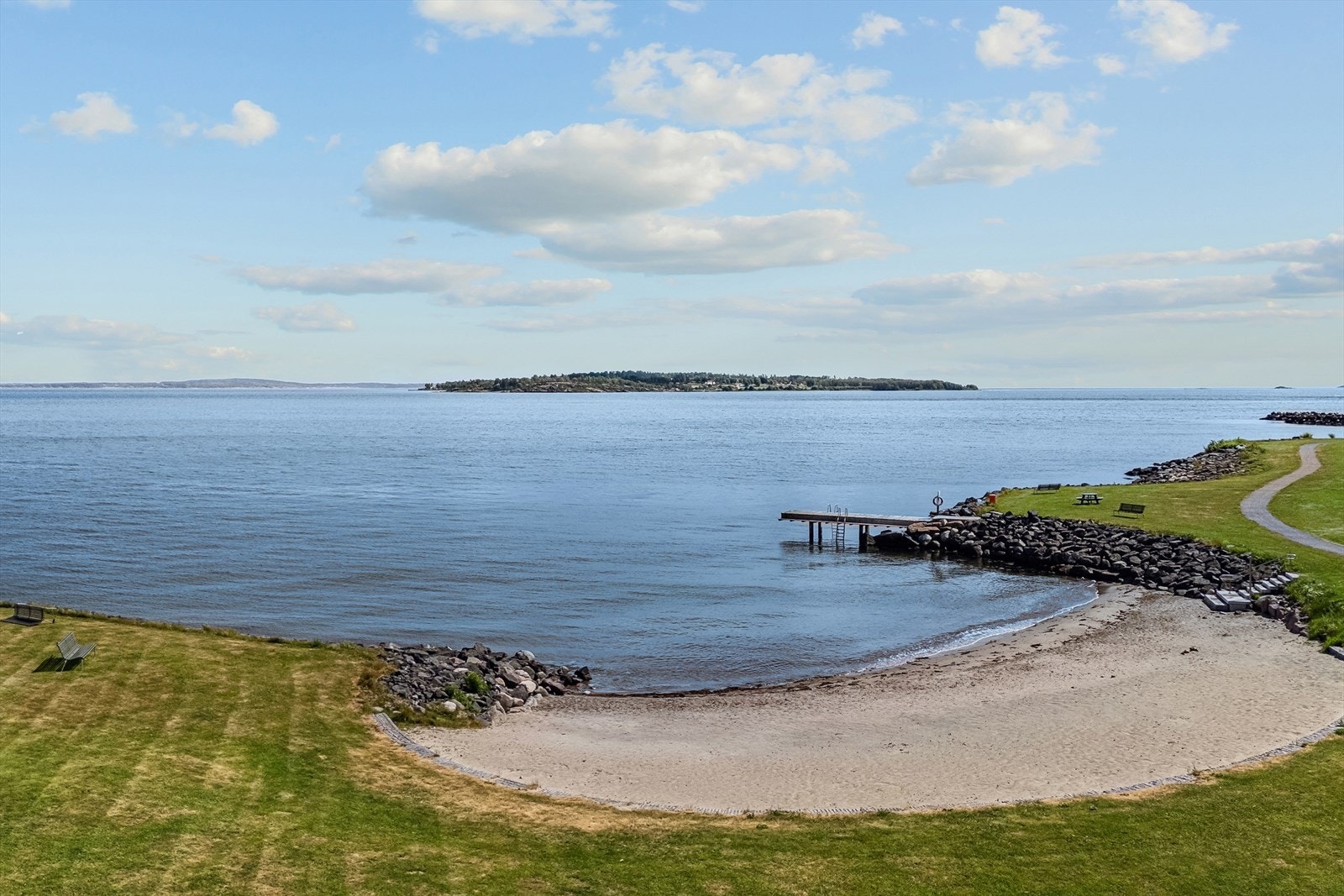 I Strandparken finner du deilig badestrand og flotte grøntarealer, her kan sommeren nytes til det fulle! Galleribilde