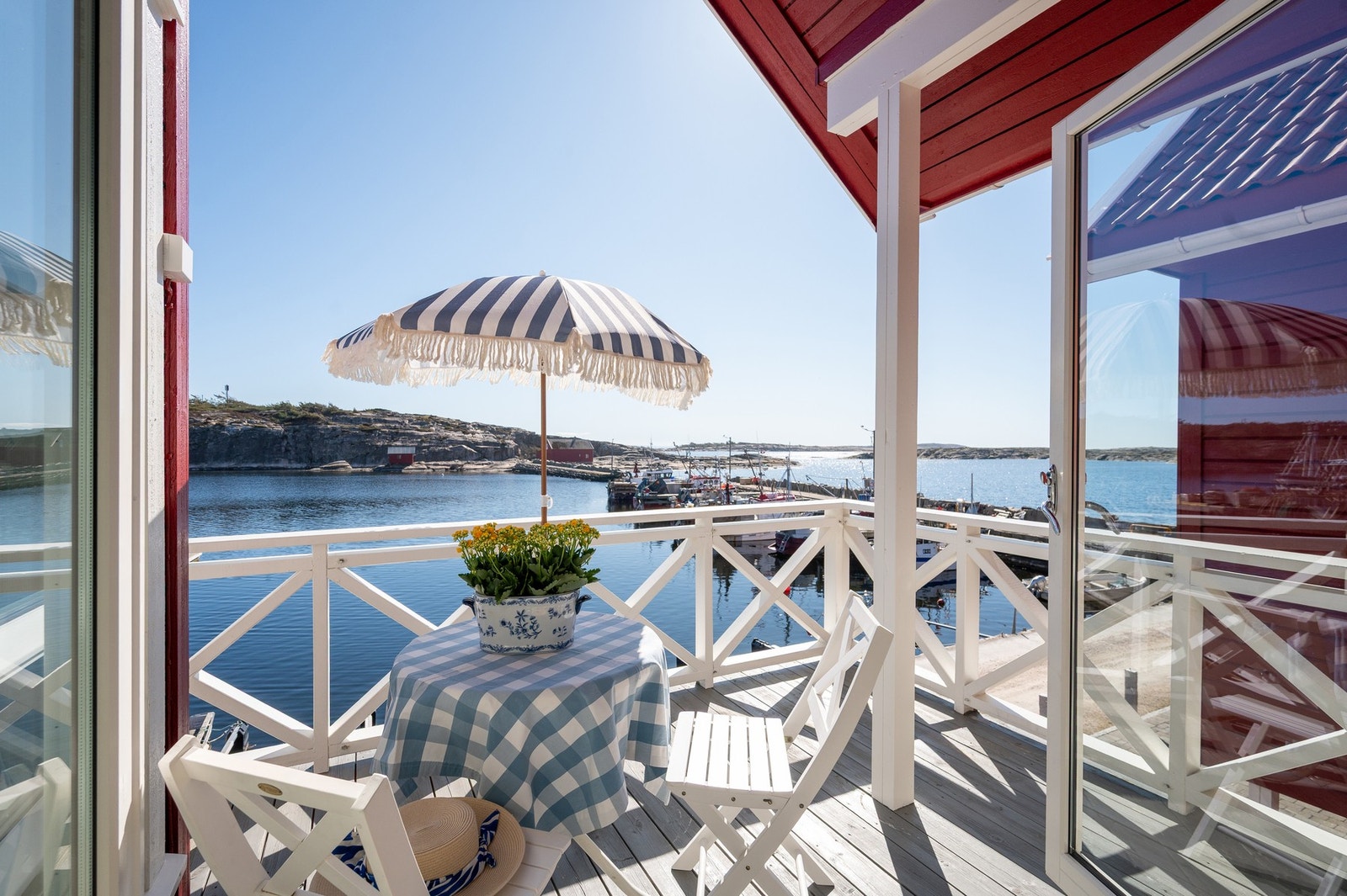 Fra spisestueplassen er det utgang til terrassen. Galleribilde