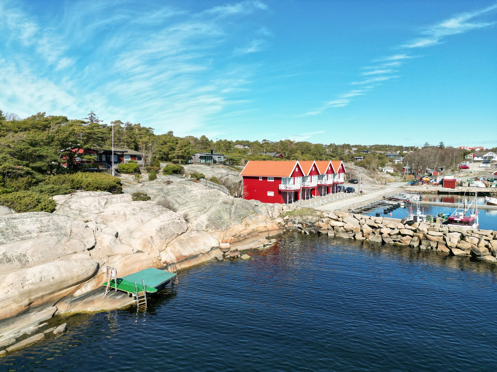 "Moloen" er kjent i Utgårdskilen. "Moloen" er en typisk møteplass for bading. Galleribilde
