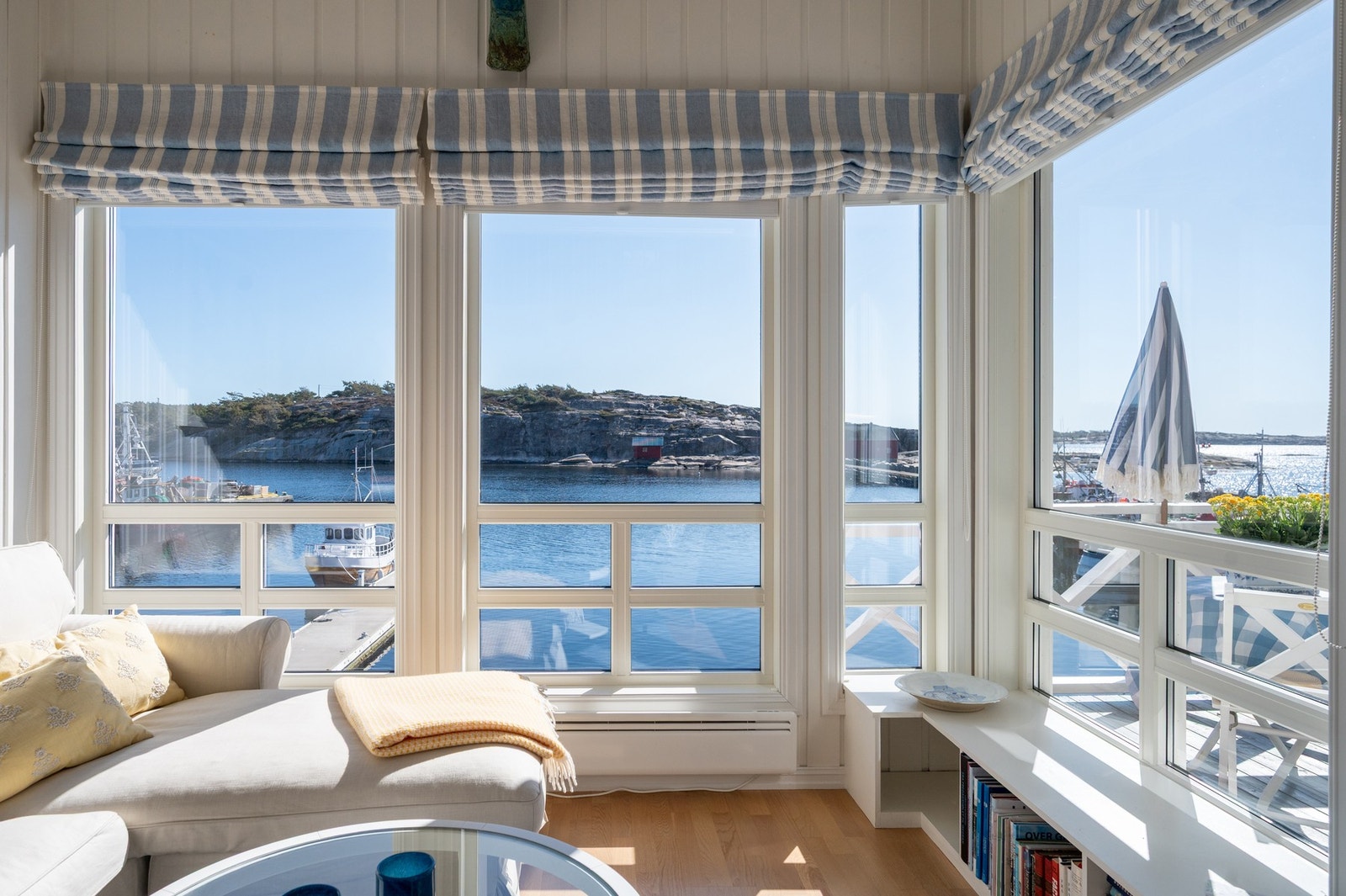 Det er like fin utsikt inne, som utenfor på terrassen. Galleribilde