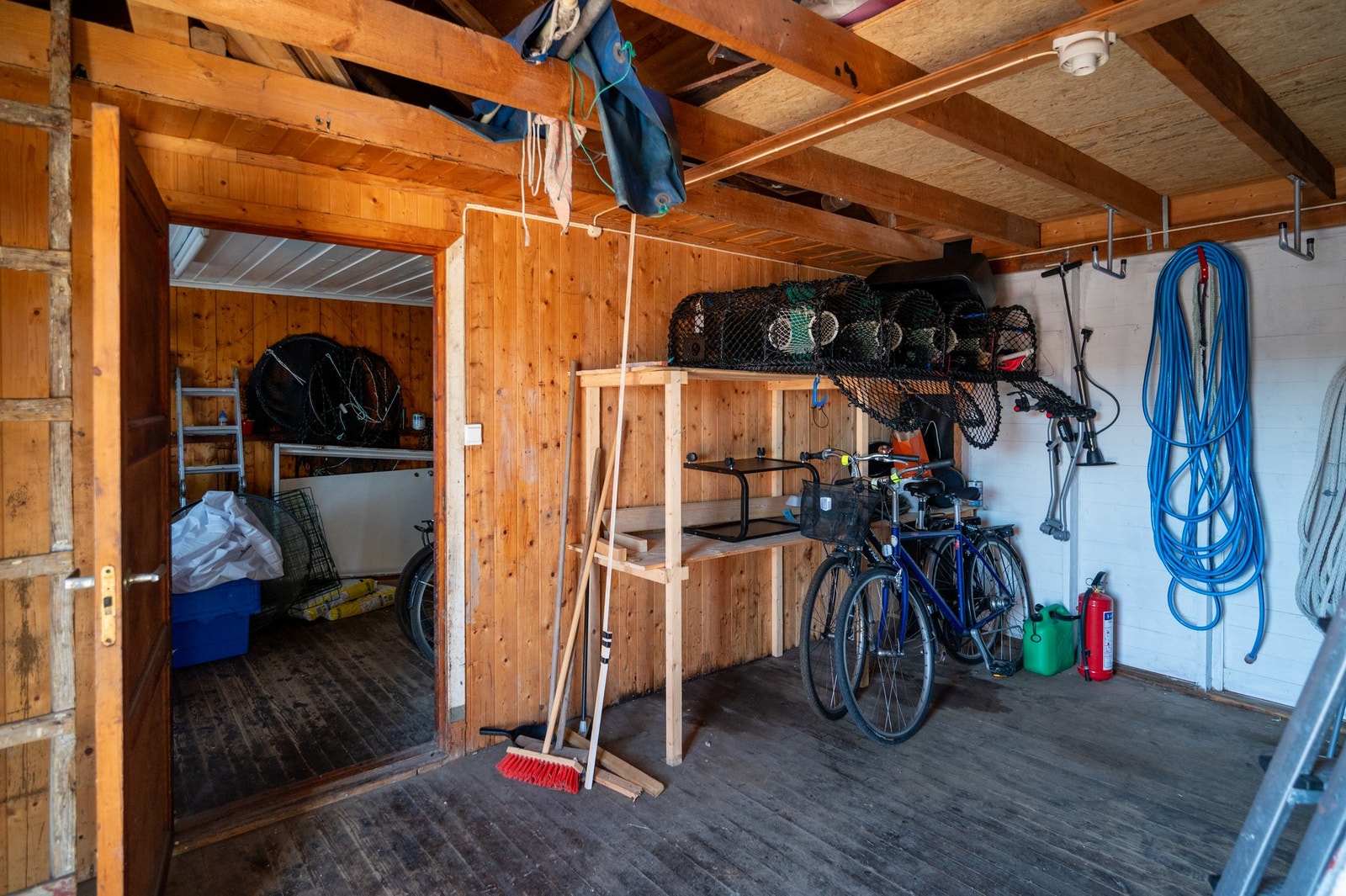 Seksjonen har lagerplass i en felles bod utenfor sjøboden. Galleribilde