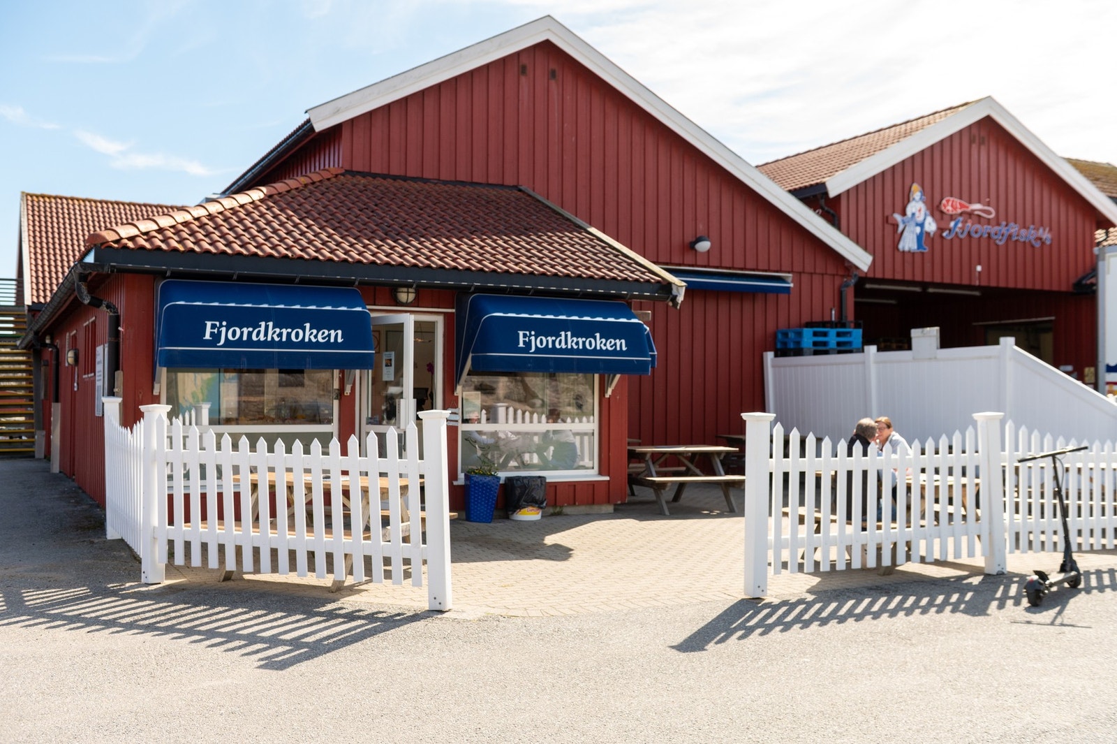 Fjordfisk er den lokale fiskebutikken med fersk sjømat like ved sjøboden. Galleribilde