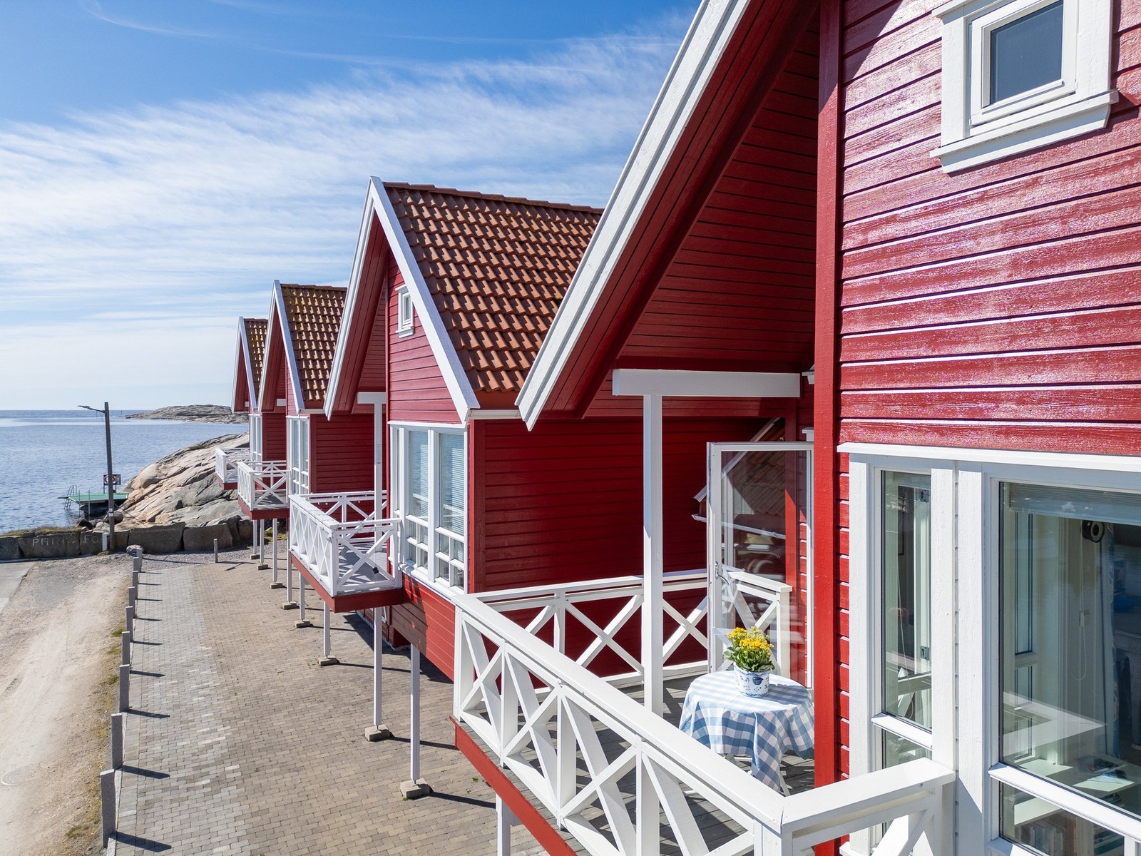 Deler av uteplassen er overbygd og i le for vær og vind. Galleribilde