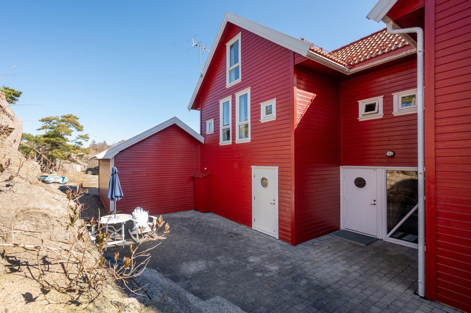 Sjøboden har inngang på baksiden hvor det er en pent opparbeidet uteplass for sameiet. Galleribilde