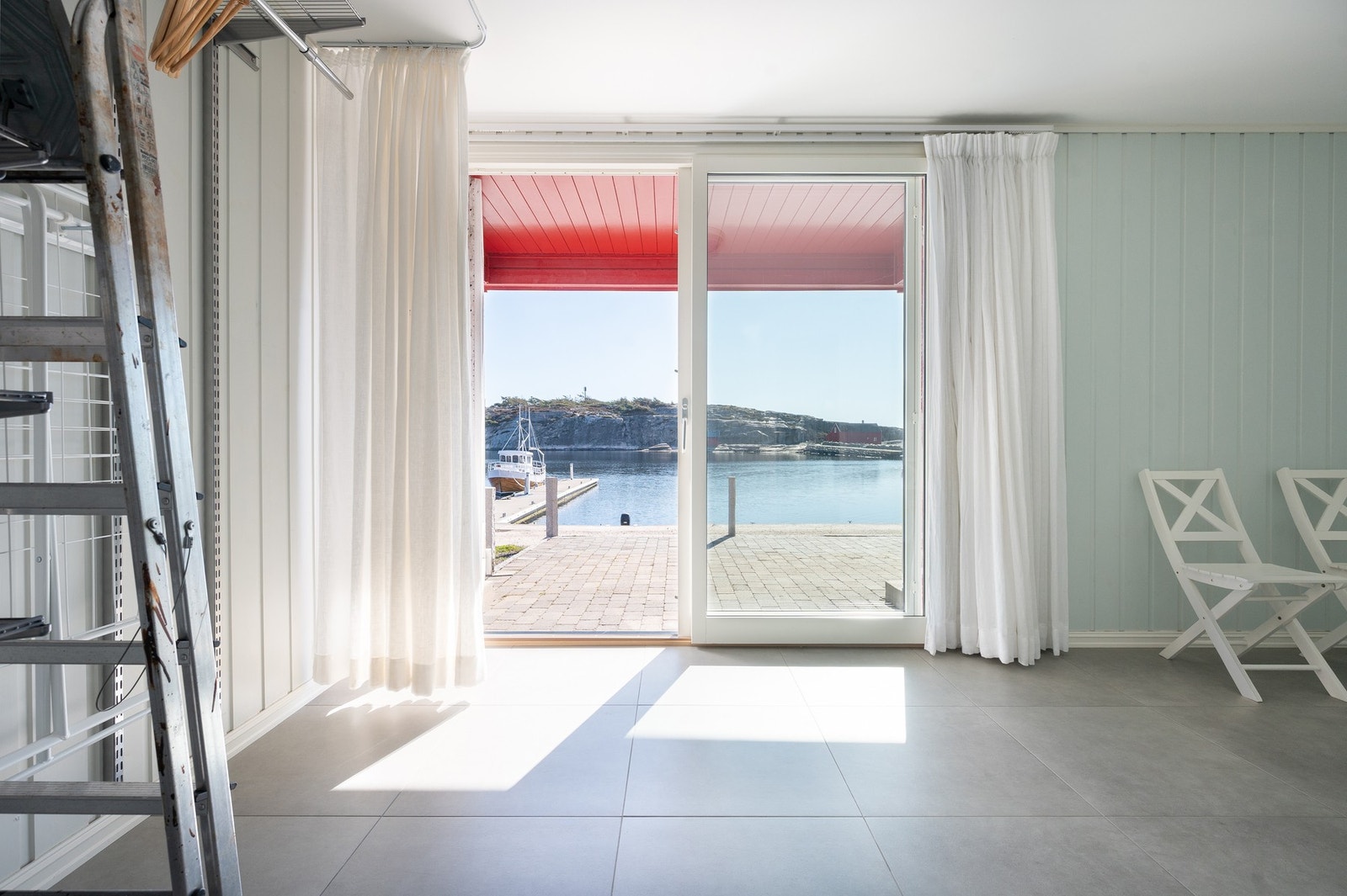 Det er store rom med god plass til lagring i 1. etasje. Galleribilde