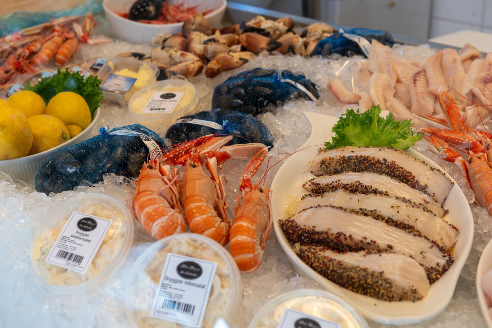 Hvaler er kjent for god sjømat og den lokale bedriften Fjordfisk
leverer gode råvarer. Galleribilde