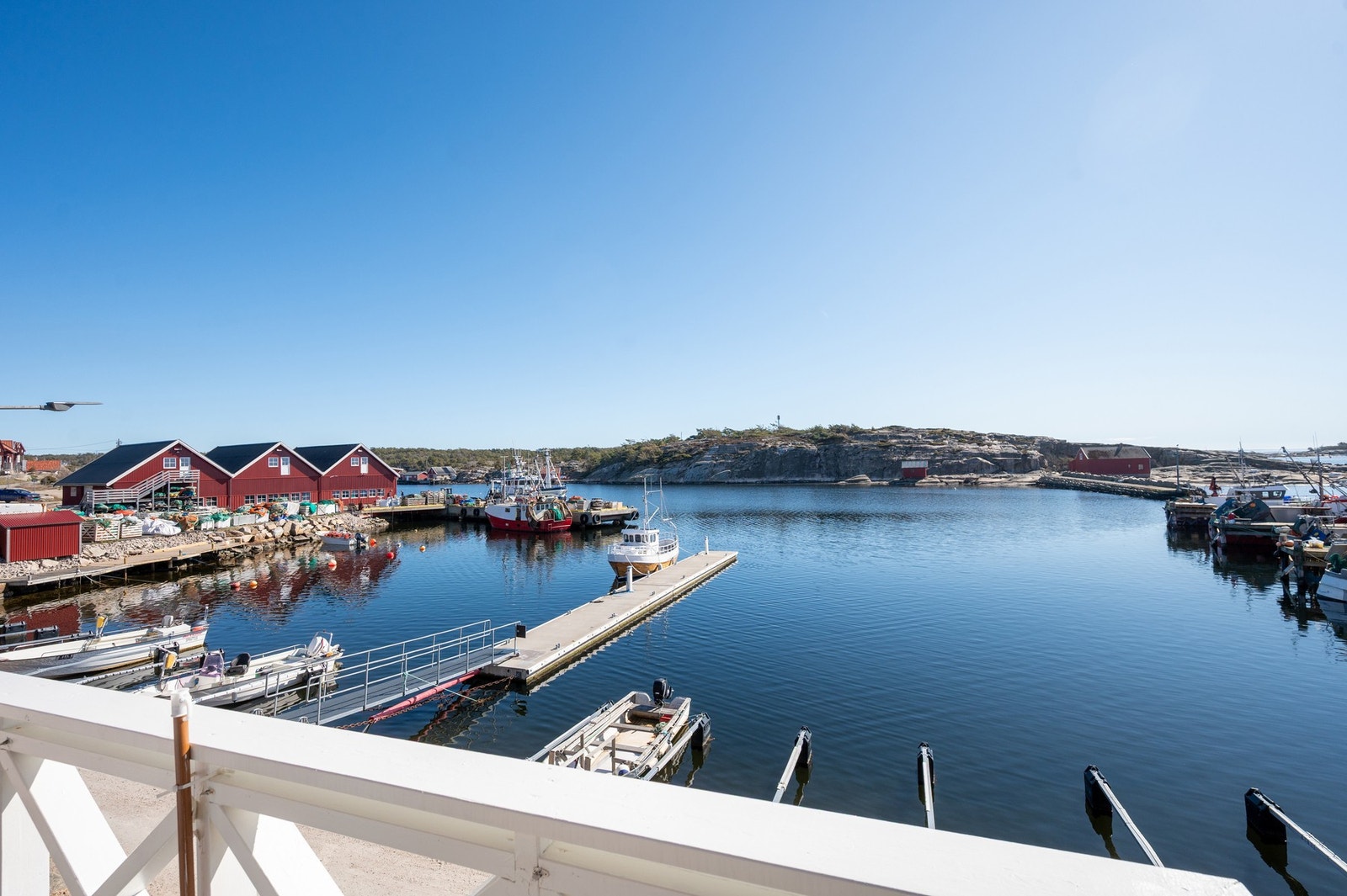 Herfra følger du båttrafikken utenfor med fiskebåter inn og ut av kilen. Galleribilde