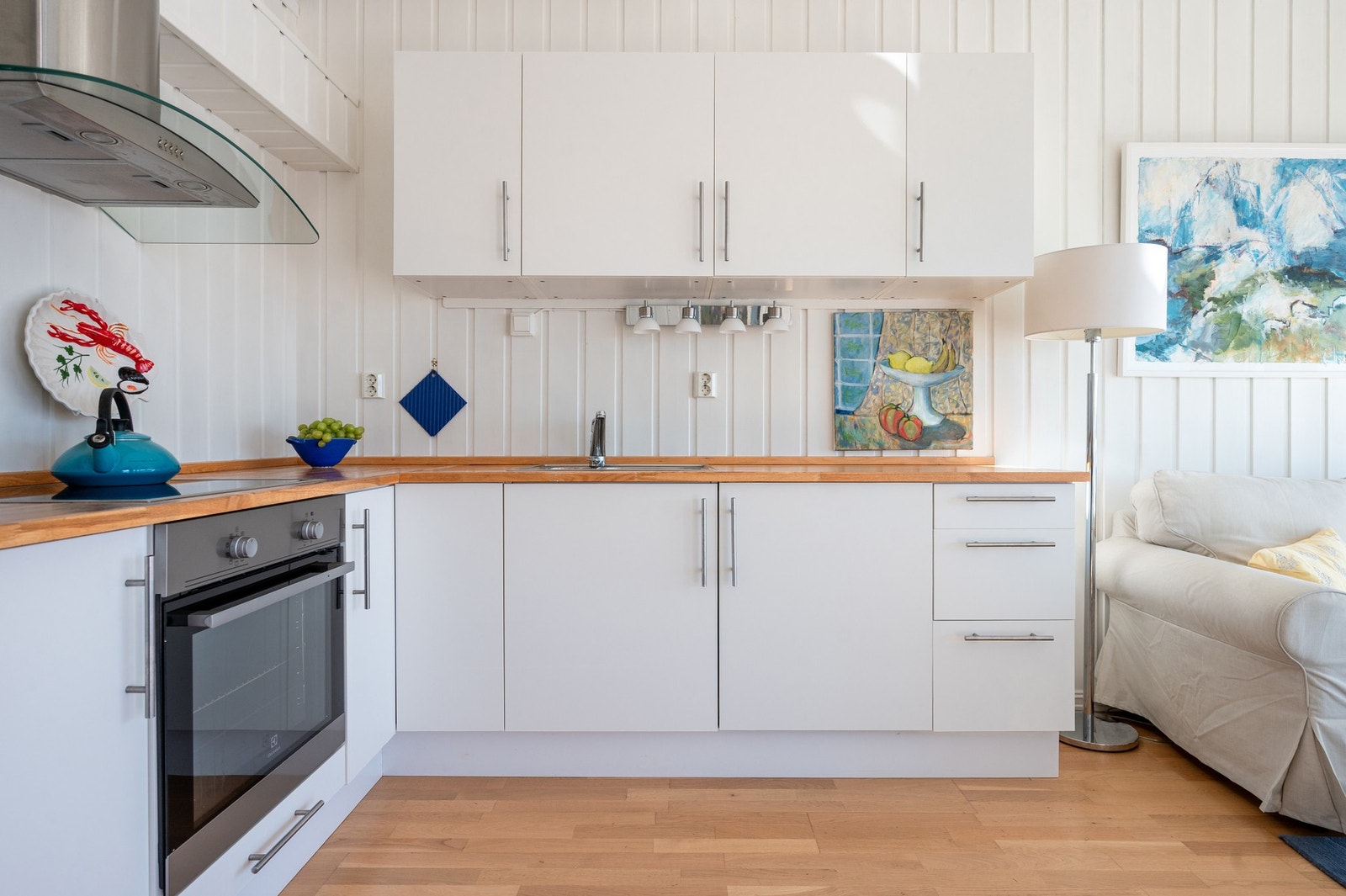 Kjøkkeninnredningen er fra IKEA, den er hvit og har heltre eikbenkeplater. Galleribilde