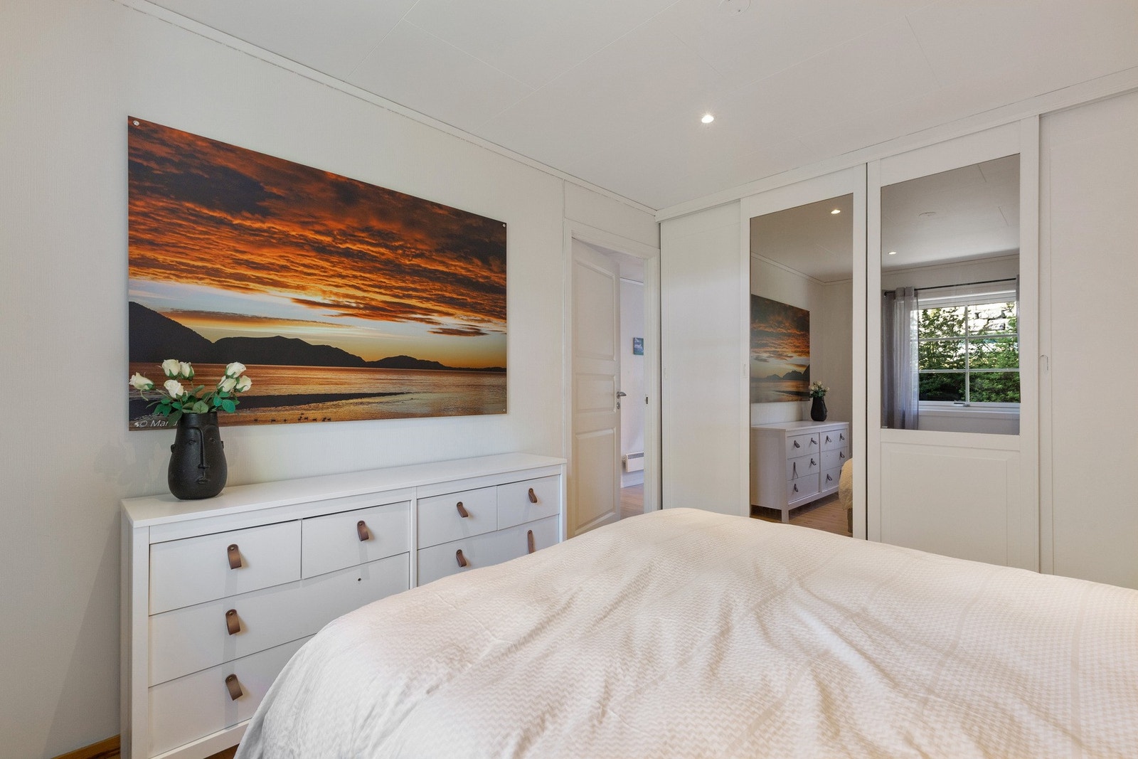 Hovedsoverommet er av god størrelse og er innredet med skyvedørsgarderobe. Galleribilde