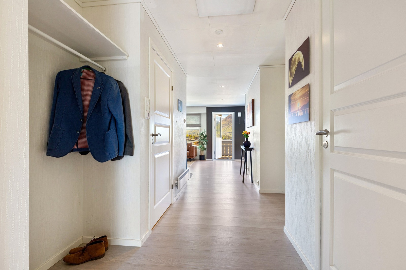 I gangen er det god plass til å henge fra seg ytterklær og sette fra seg sko. Galleribilde
