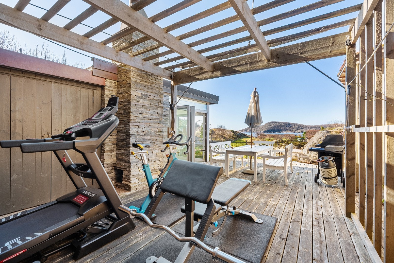 Fra pergola mellom anneks og badstue Galleribilde