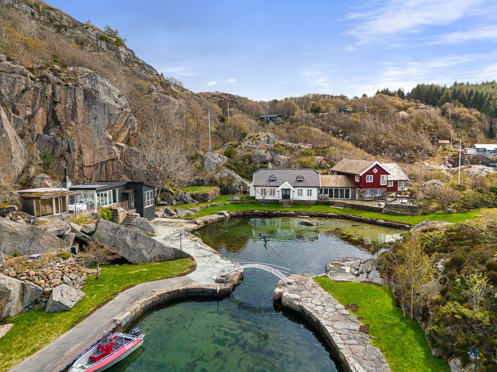 Lagunen med brygger på begge sider, gangbro over - og egen sandstrand innerst Galleribilde