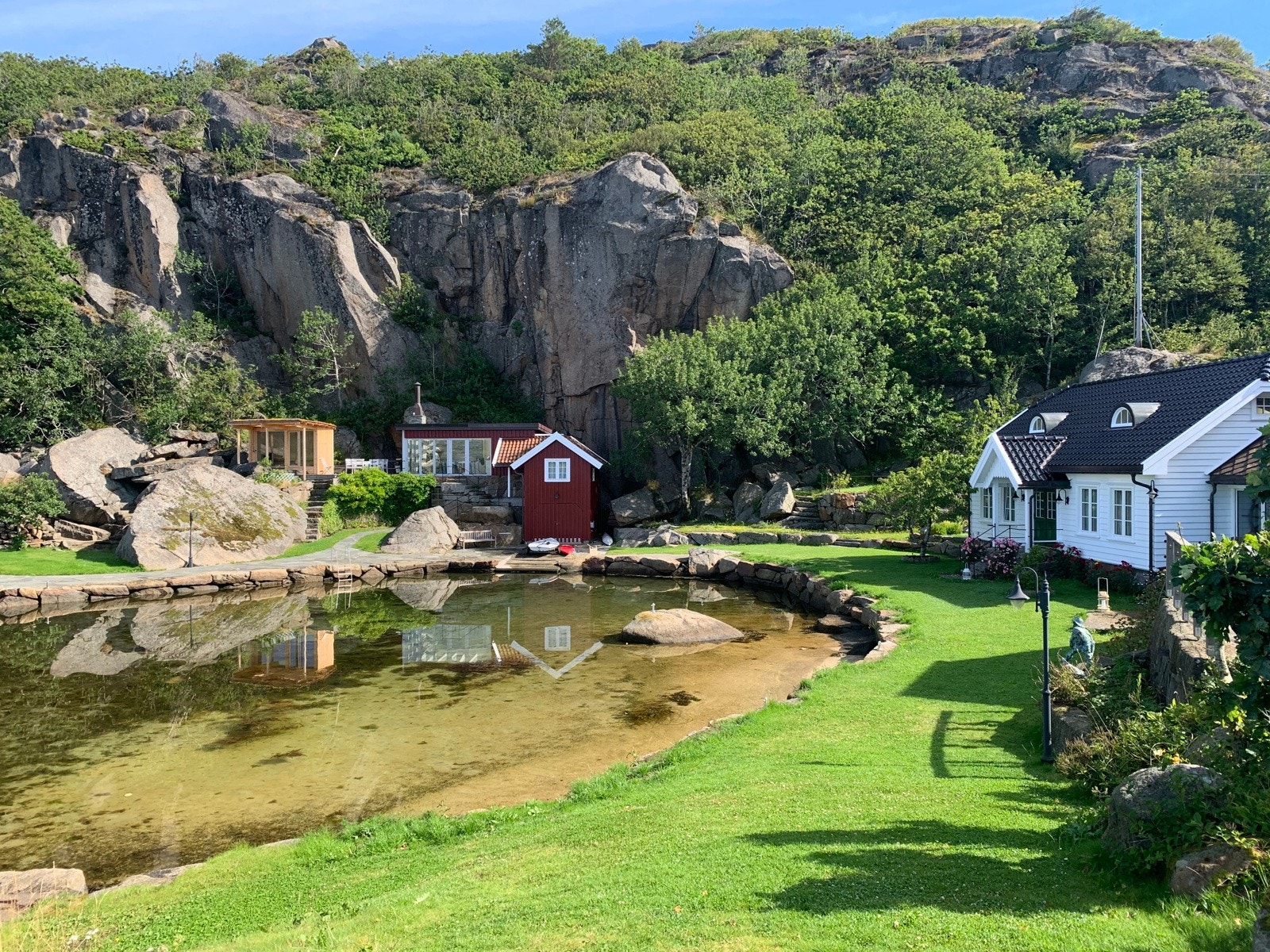 Selgers sommerbilde av hageområdet og indre del av lagunen Galleribilde