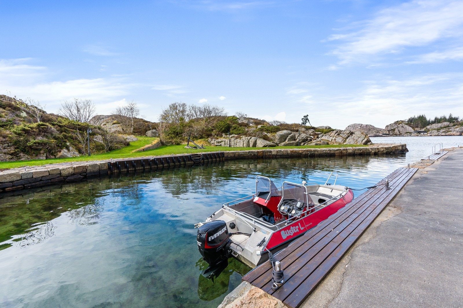 Lange bryggeanlegg med plass til mange båter i egen bukt Galleribilde