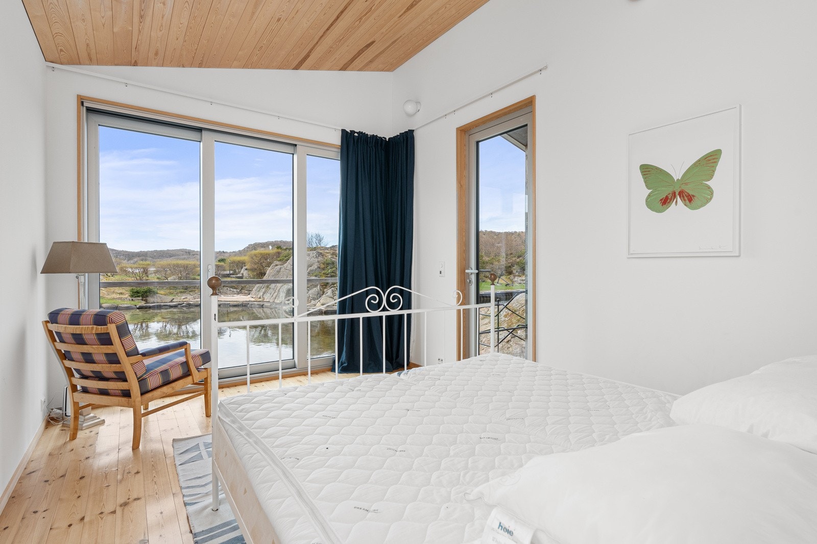 Soverom i anneks med store vinduer med utsikt Galleribilde