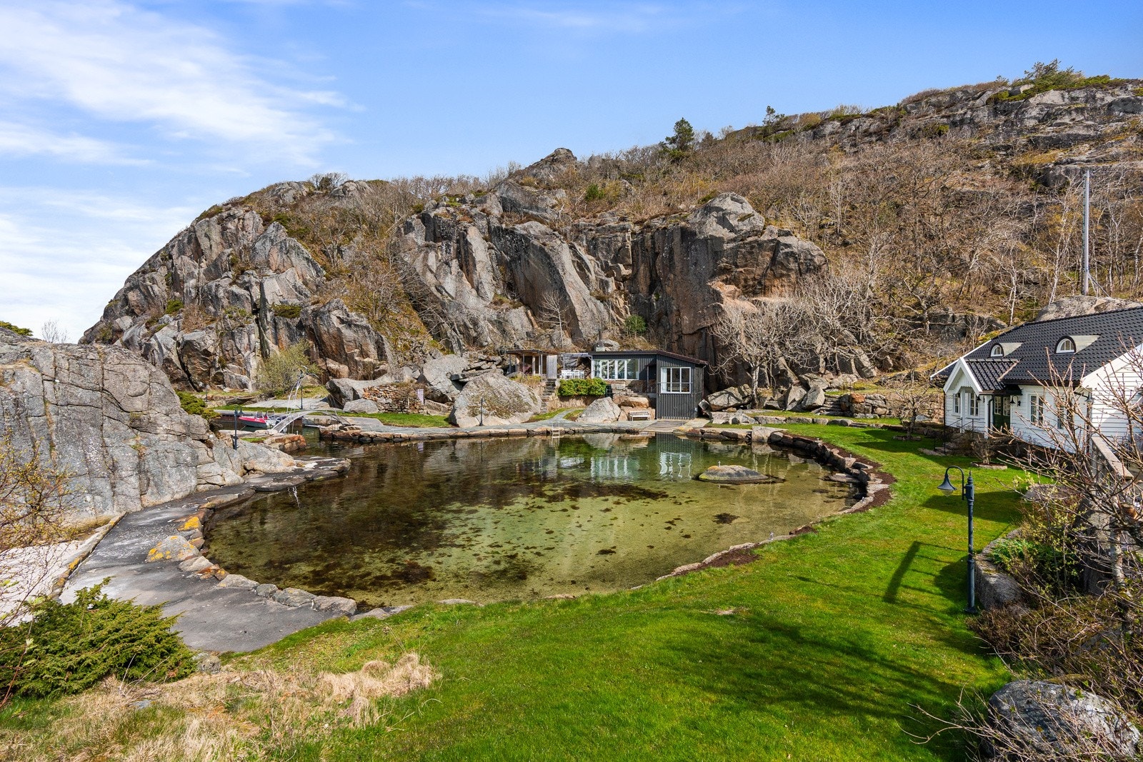 Tomten er opparbeidet med hageanlegg flere steder Galleribilde