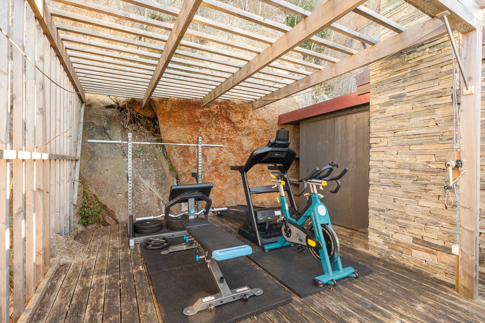 Pergola mellom anneks og badstue - hvor man kan ha treningapparater Galleribilde