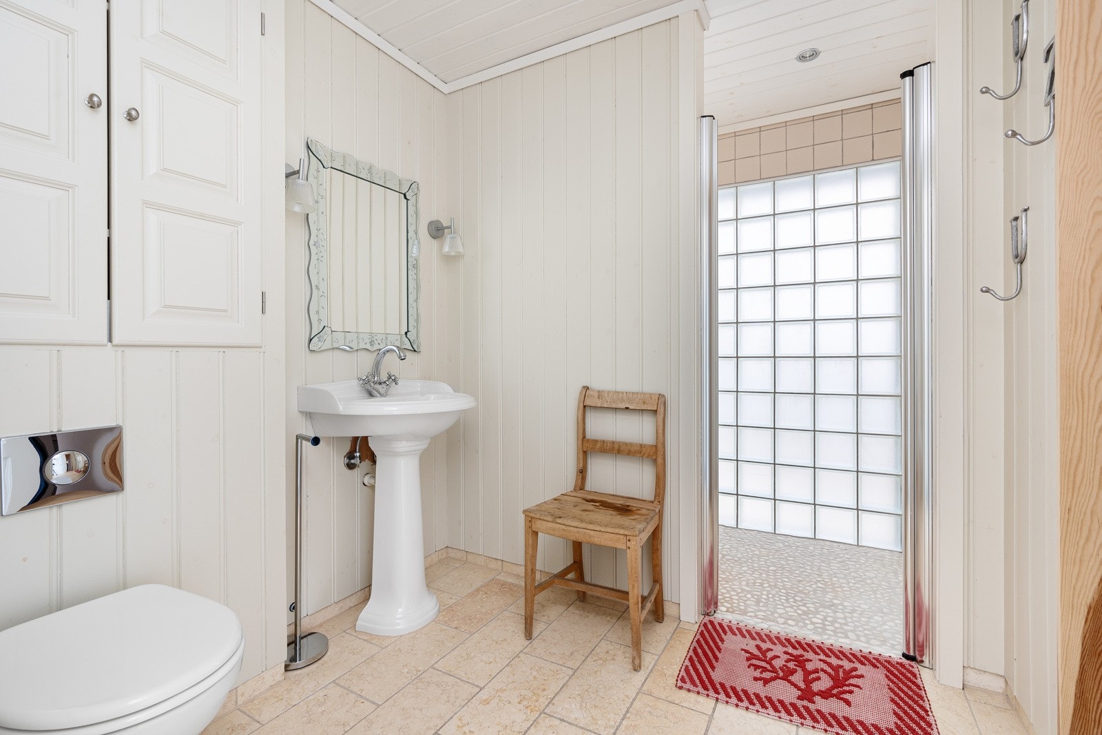 Dusjbad med wc og dusjnisje i 2.etg. Galleribilde