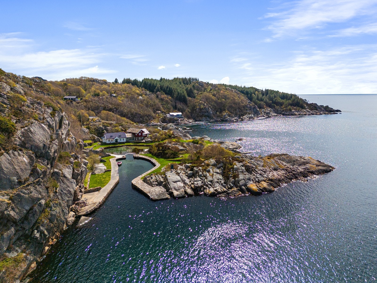 Dronebilde over eiendommen med sjøen og havet utenfor Galleribilde