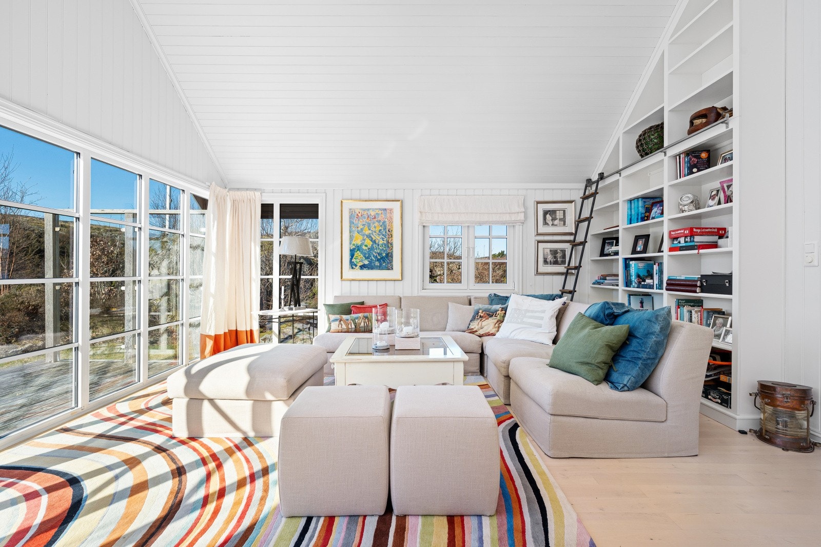 Fra peisestuen i mellometasjen i hytten Galleribilde