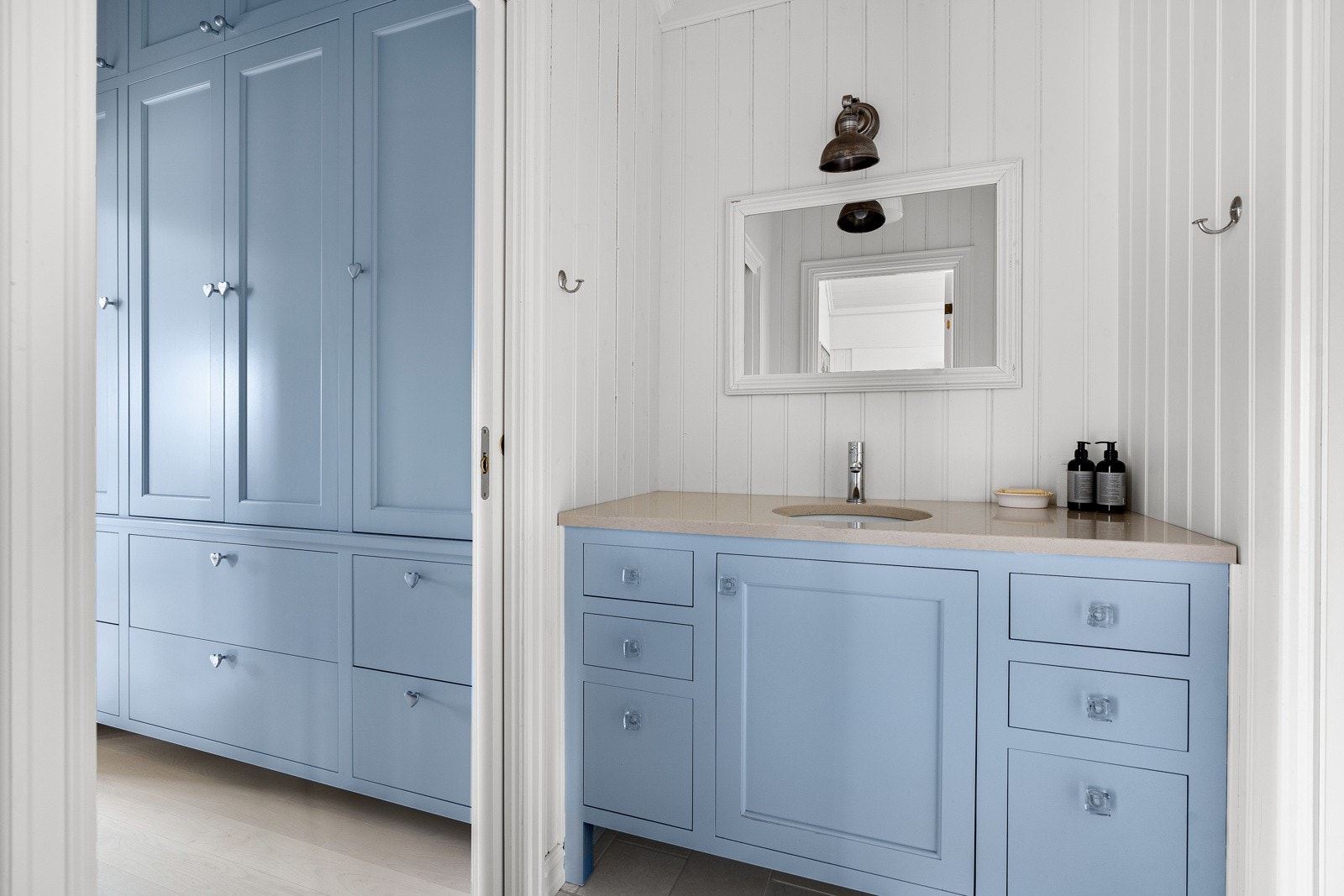 Garderoberom 2.etg. Galleribilde