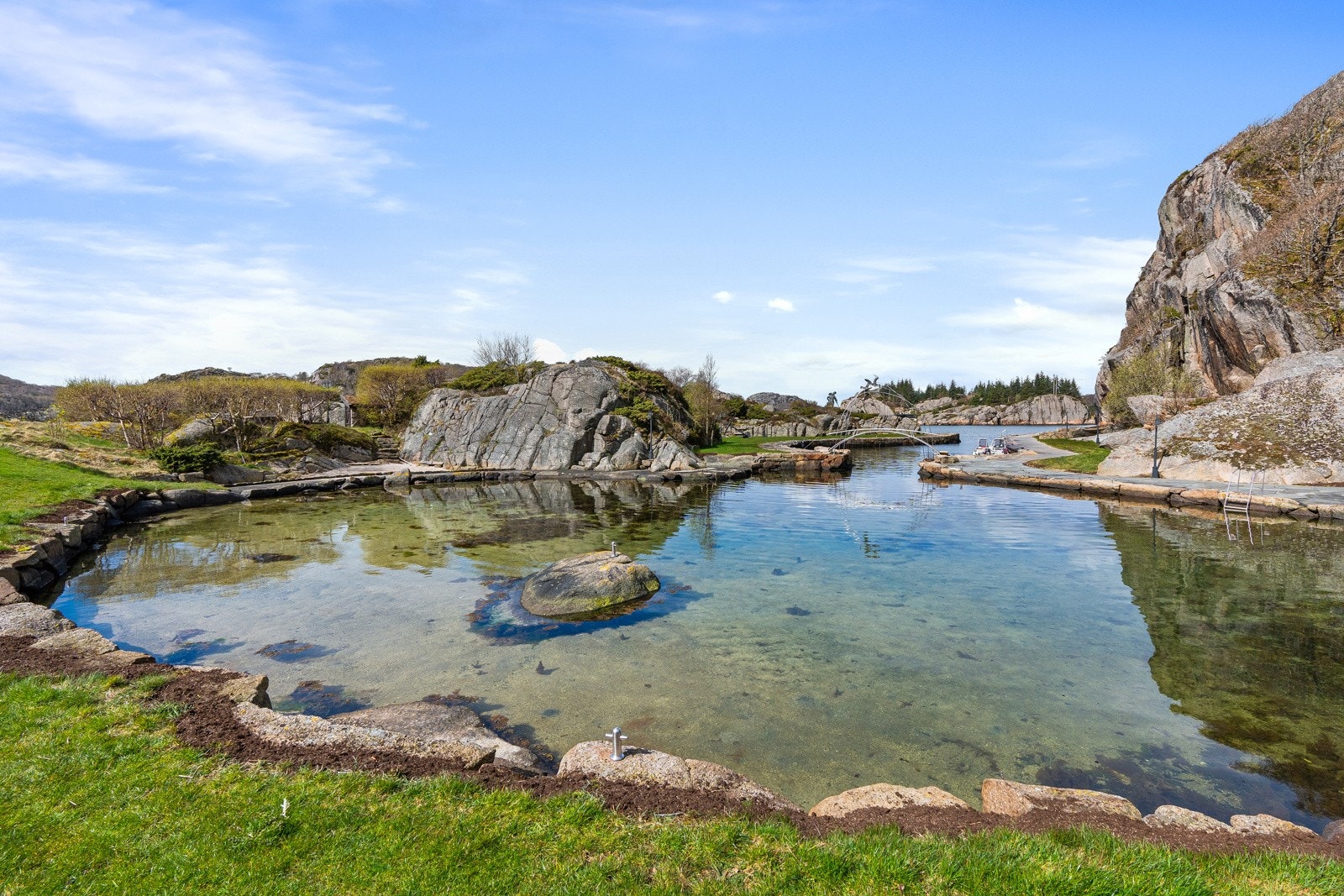 Egen lagune med sandstrand innerst - ypperlig for småbarn Galleribilde
