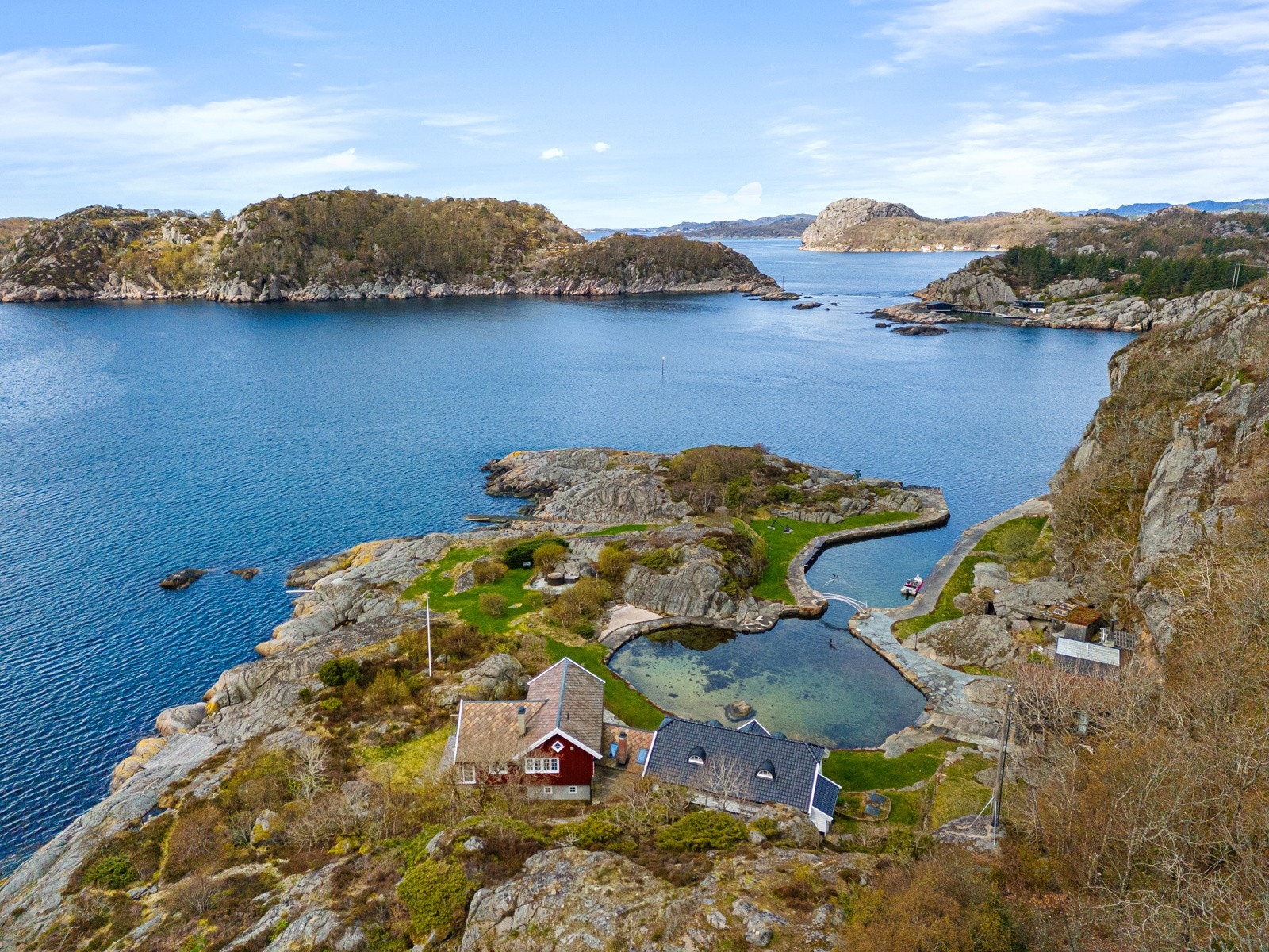Dronebilde over eiendommen med sjøen utenfor Galleribilde