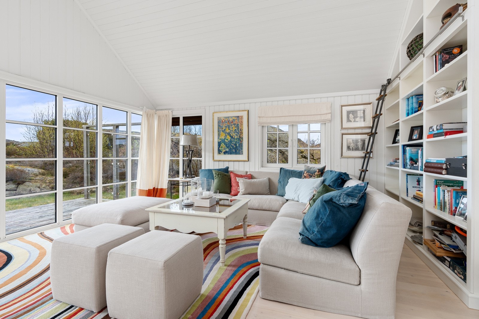 Fra peisestuen i mellometasjen i hytten Galleribilde