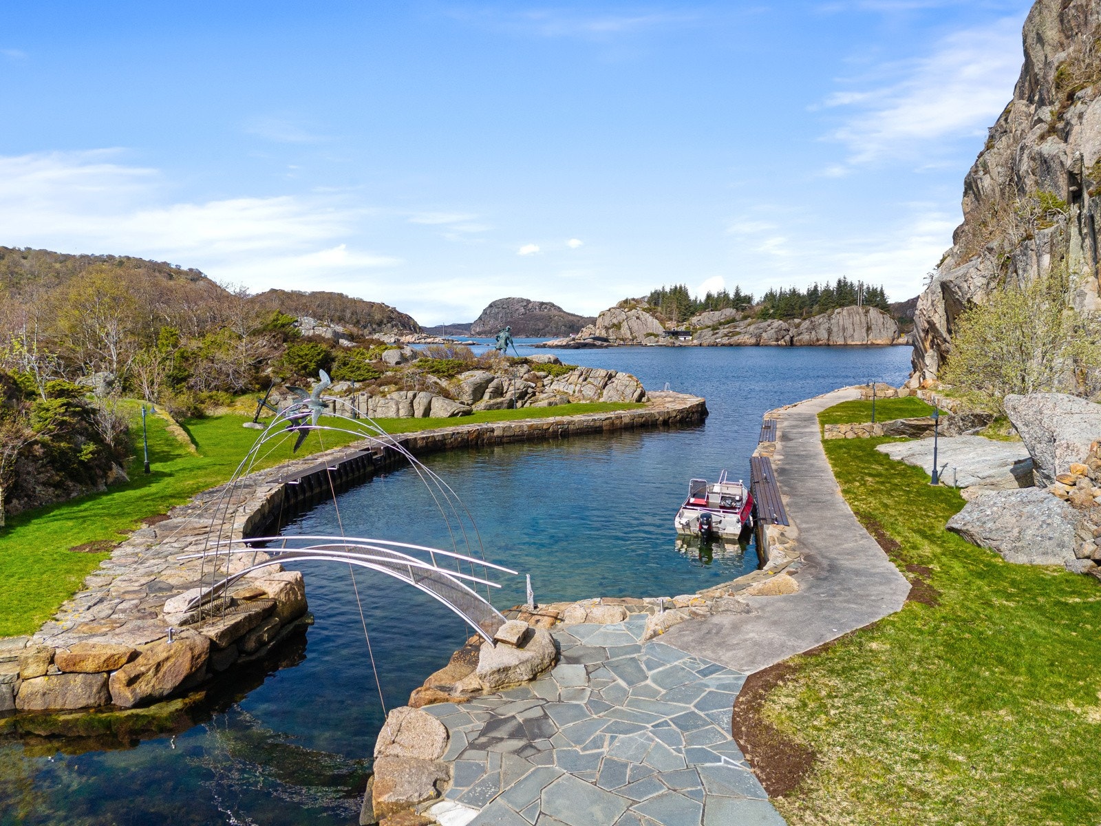 Bilde av lagunen utover med brygge på begge sidene og gangbro over Galleribilde