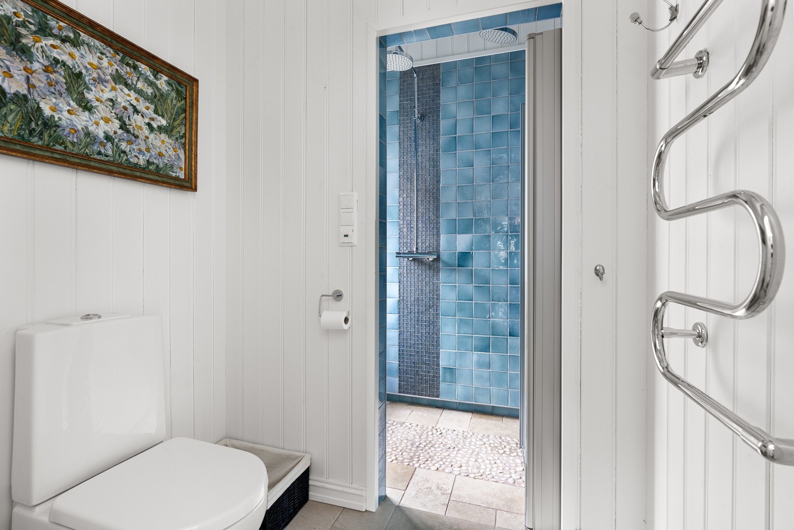 Dusjbad i 1.etg. med dusjnisje og wc Galleribilde