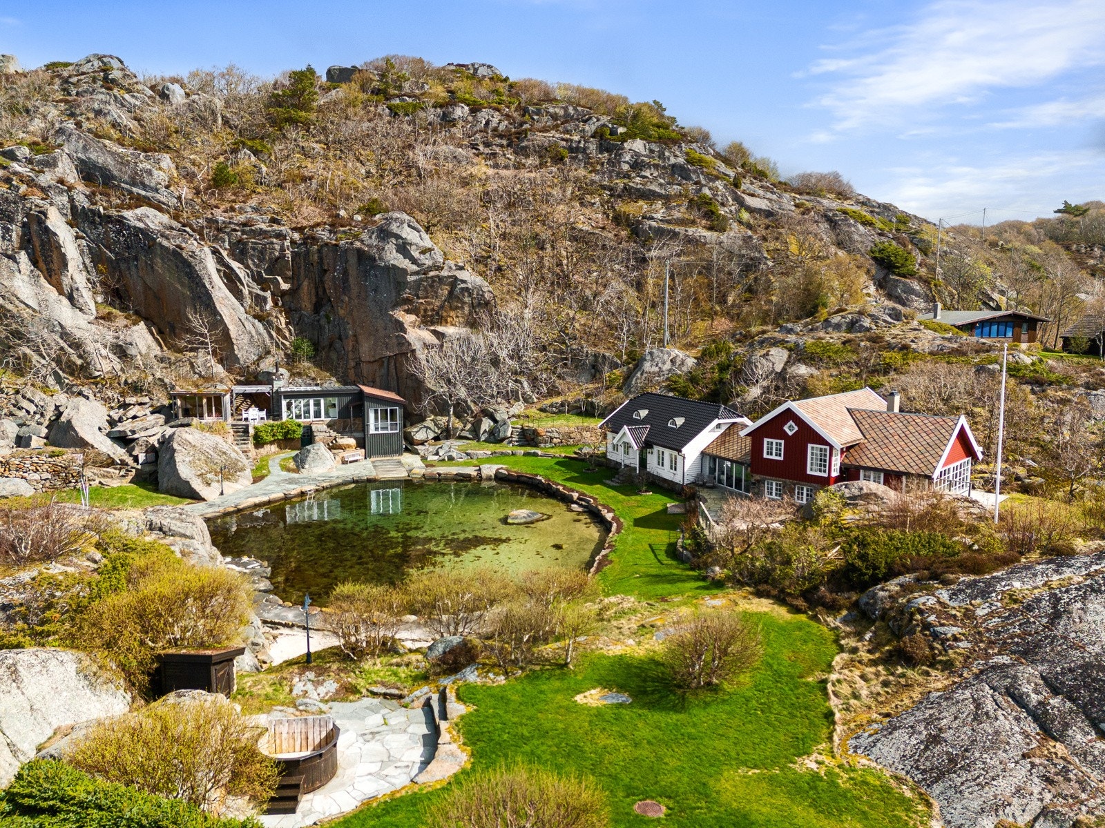 Romslige uteplasser utenfor hytten Galleribilde