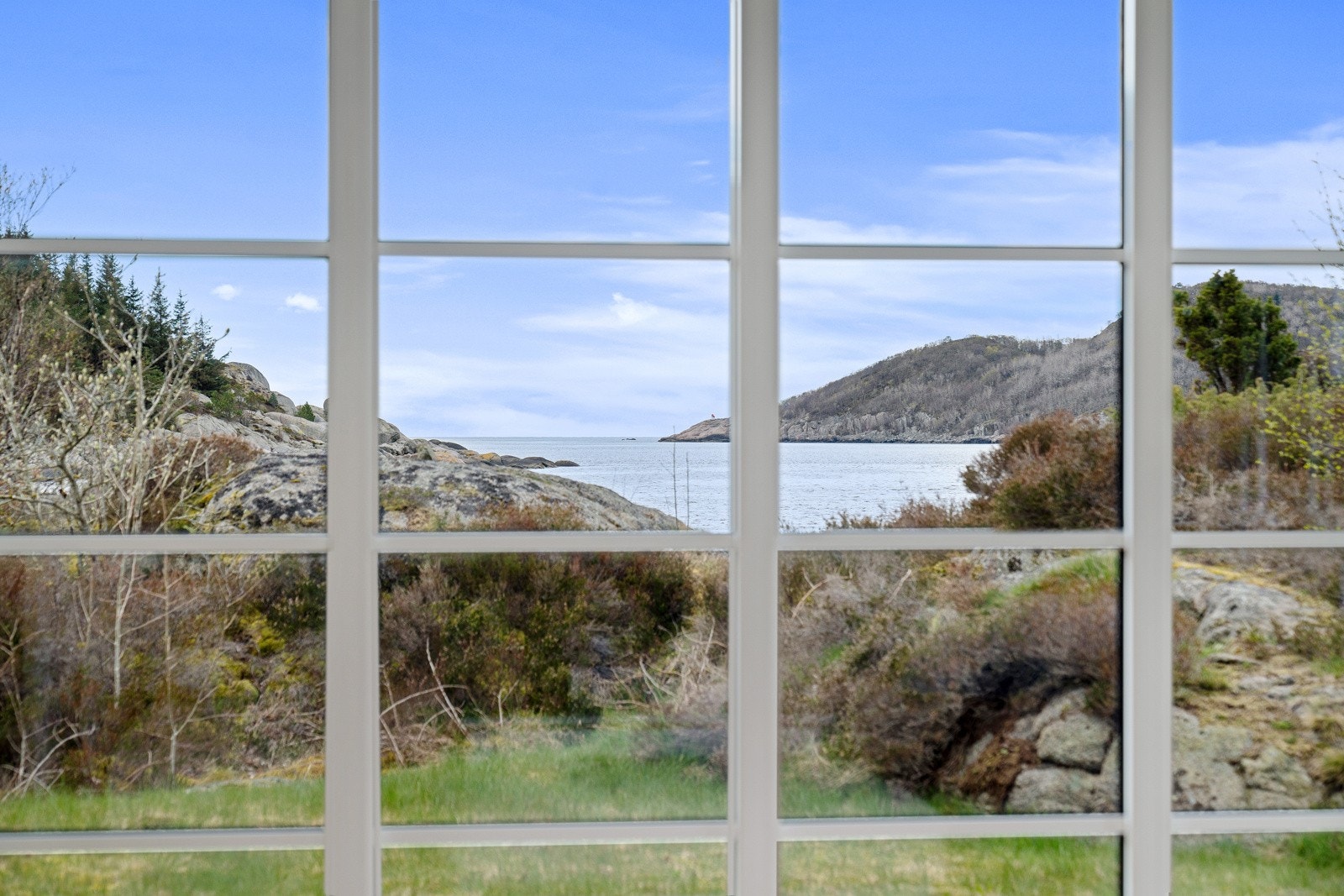 Nydelig utsikt fra peisestuen ut mot sjø og hav Galleribilde