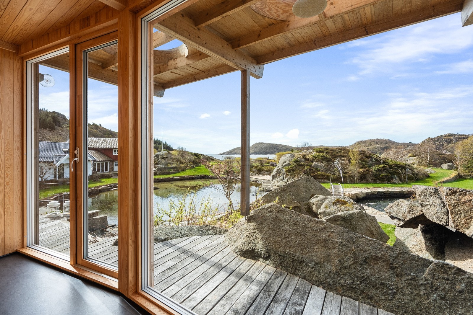 Fra badstuen med utsikt over eiendommen og mot sjøen Galleribilde