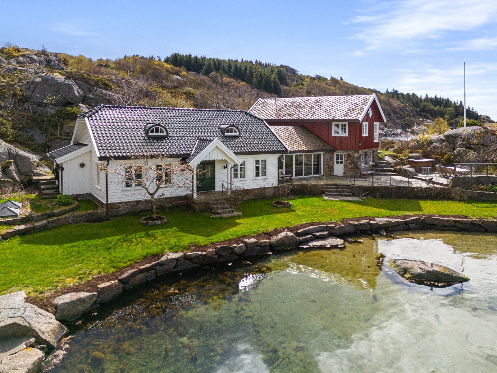 Hytten legger helt nede ved vannkanten innerst i lagunen Galleribilde