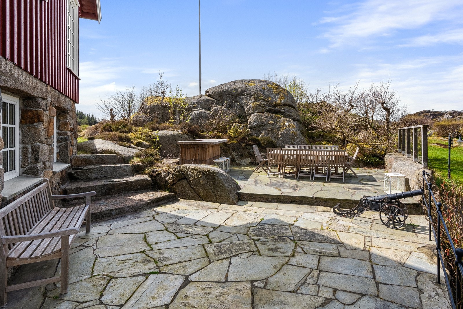 Stor platting utenfor hytten Galleribilde