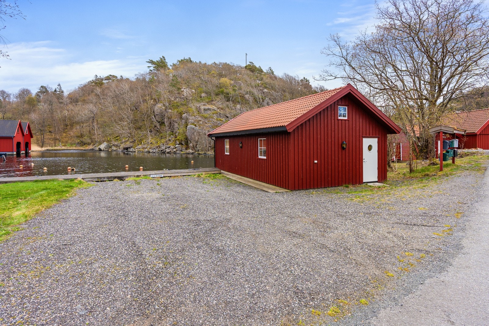Frittliggende båtgarasje ved Lyngsvåg med god plass til parkering på siden Galleribilde