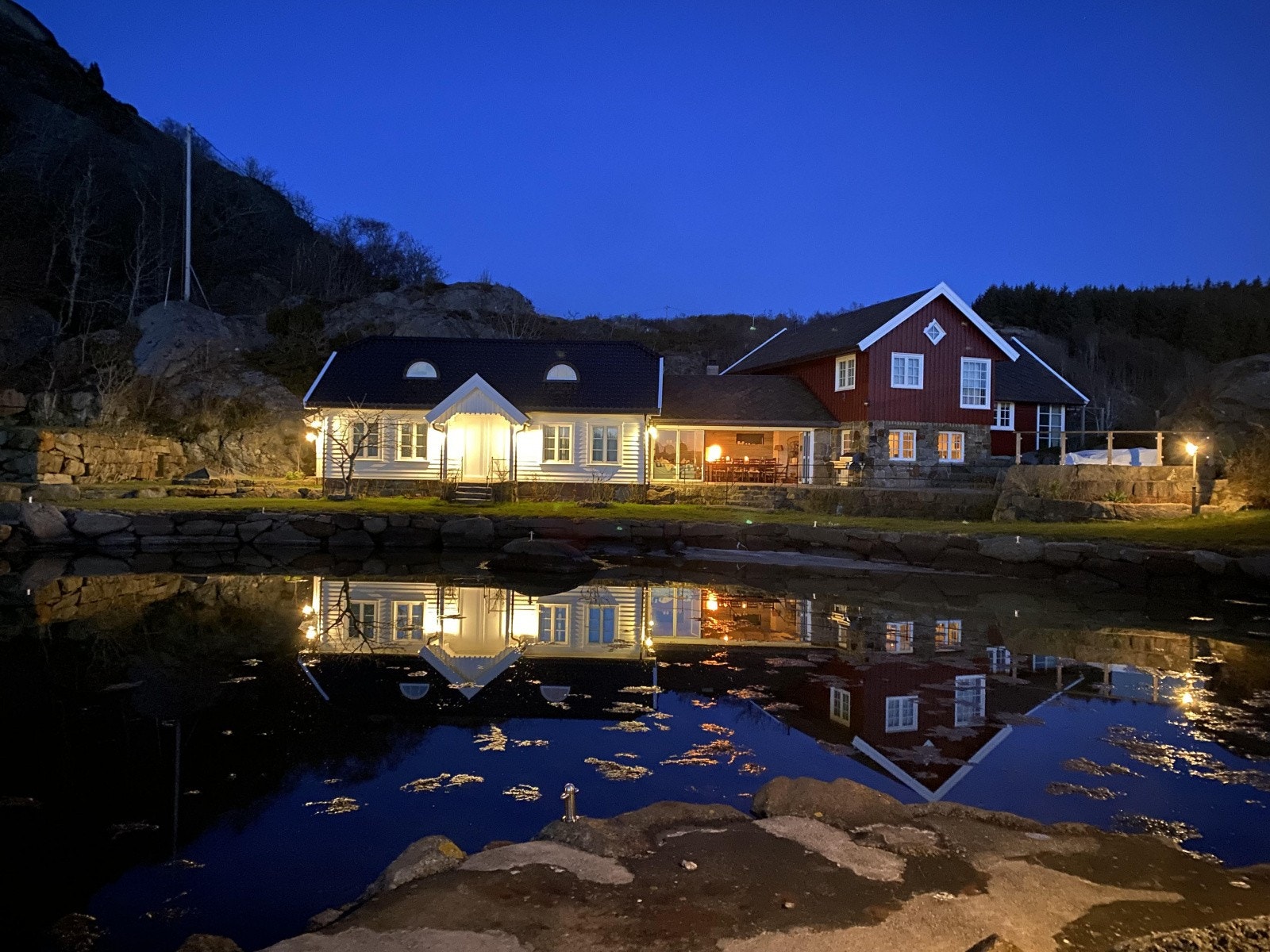 Kveldsbilde fra bukten mot hytten Galleribilde
