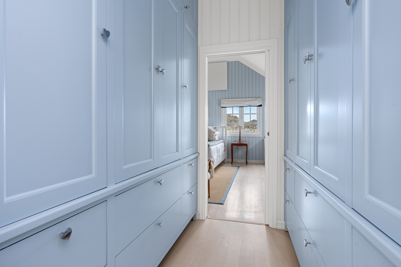 Garderoberom 2.etg. Galleribilde