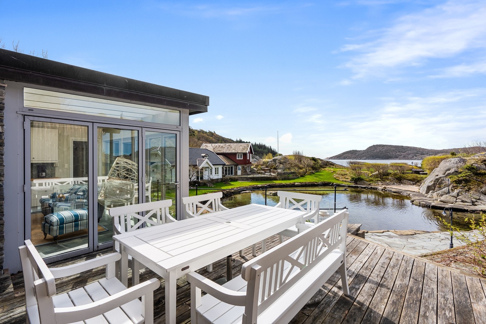 Platting mellom anneks og badstue med utemøbler og nydelig utsikt Galleribilde