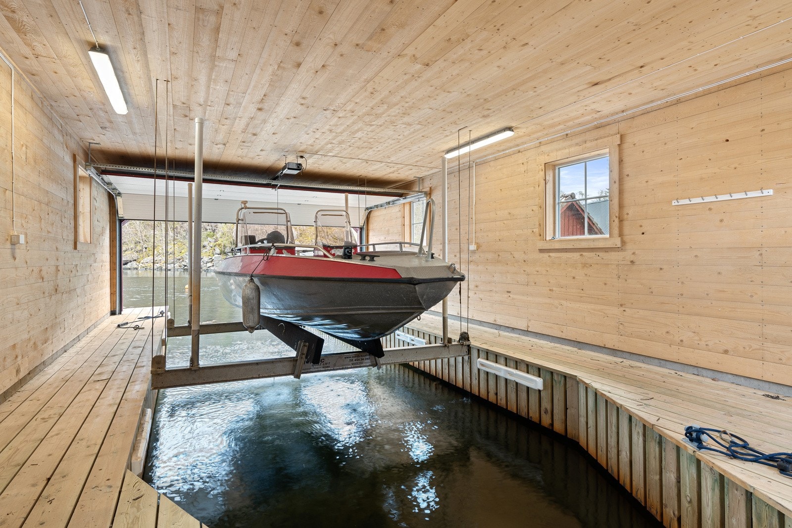 Inne fra båtgarasjen ved Lyngsvåg - hvor man har en moderne heisløsning for at båten tas opp Galleribilde