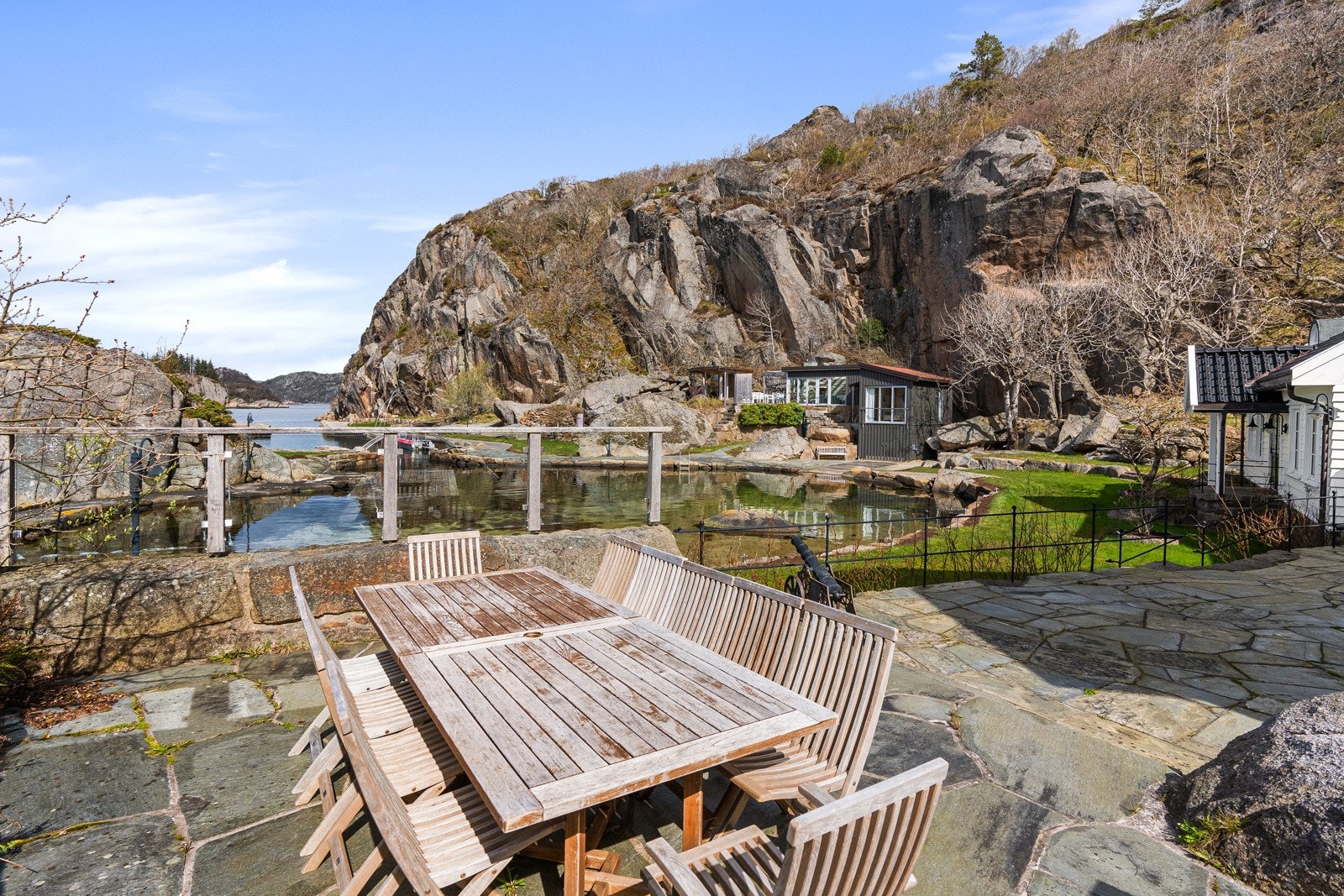 En av flere plattinger på eiendommen Galleribilde