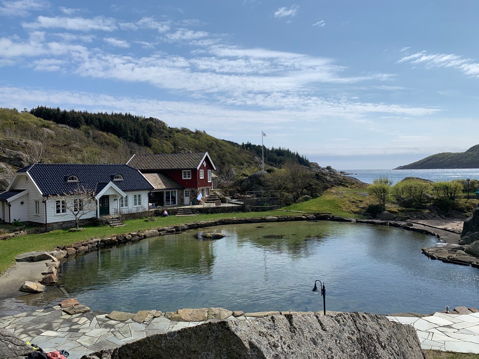 Selgers bilde av del av lagunen, hytten og sjøen/havet utenfor Galleribilde